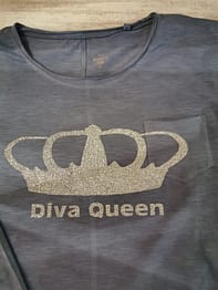 T-Shirt Diva Queen. In het zilver of goud of in glitter kroon en letters. Is deze T-Shirt iets wat jou aan spreekt omdat jij je een diva bent. dan voel jij je een diva Queen en dat laat je ook dan zien met dit shirt