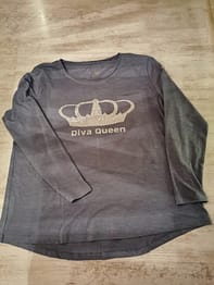 T-Shirt Diva Queen. In het zilver of goud of in glitter kroon en letters. Is deze T-Shirt iets wat jou aan spreekt omdat jij je een diva bent. dan voel jij je een diva Queen en dat laat je ook dan zien met dit shirt