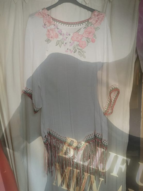 Ibiza tuniek met mooie bloemen hals