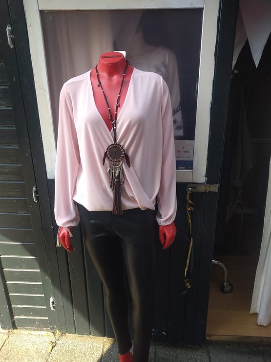 Gemeleerde leder look broek dames in het zwart.
